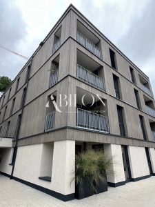 Haus Blick auf Balkon der Wohnung