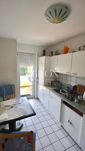 Küche mit Balkonzugang