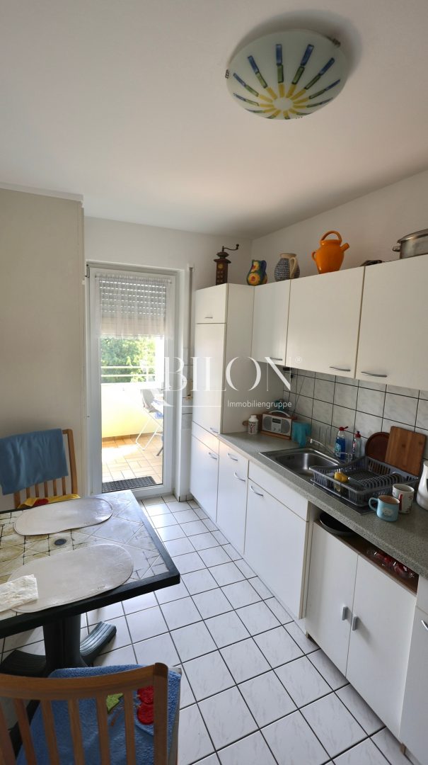 Küche mit Balkonzugang