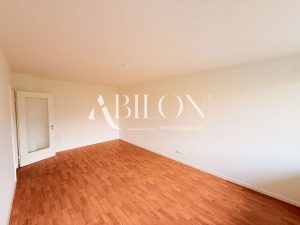 Wohnzimmer (Ansicht von Balkontüre)