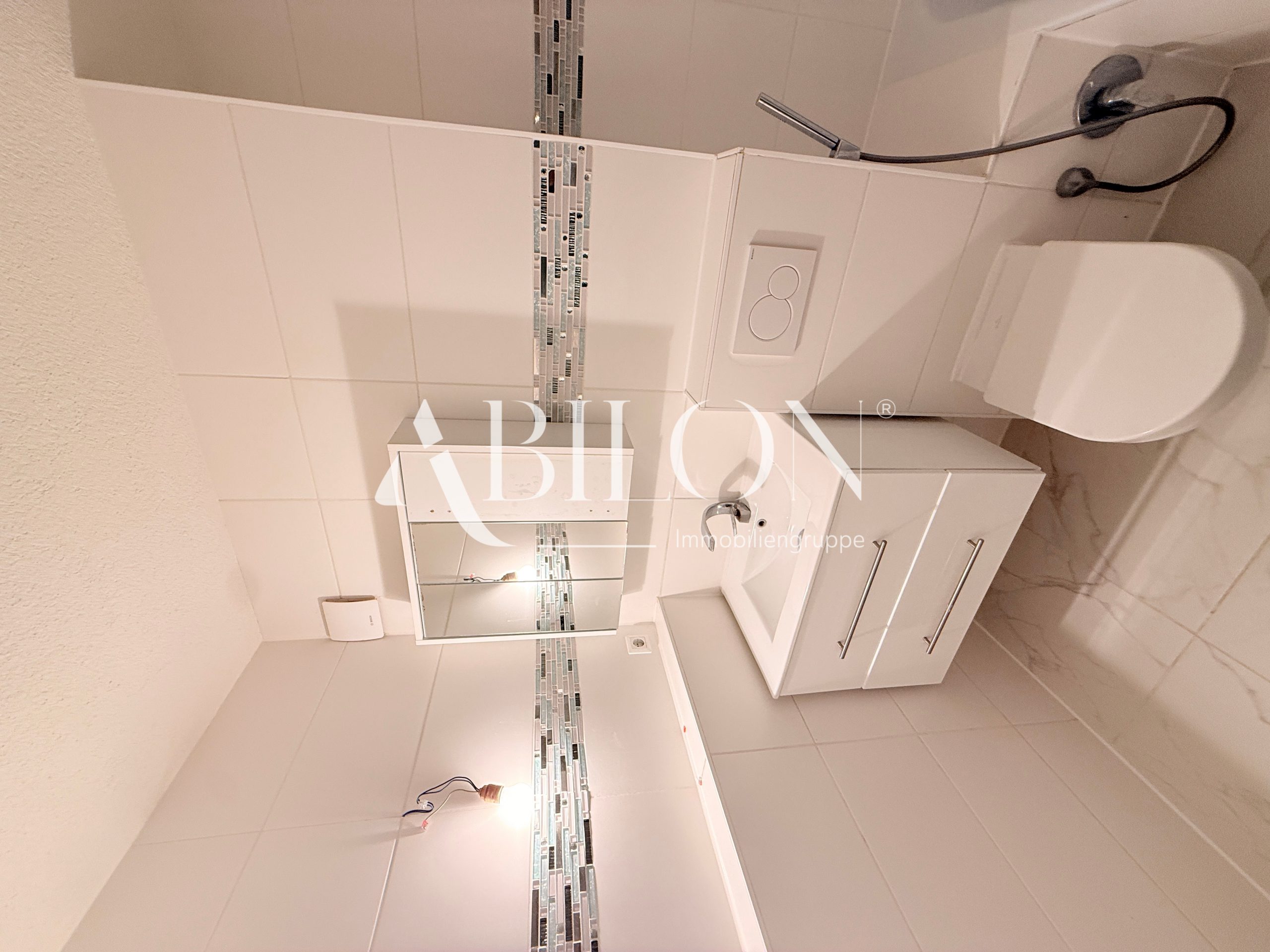 Badezimmer - WC und Waschbecken