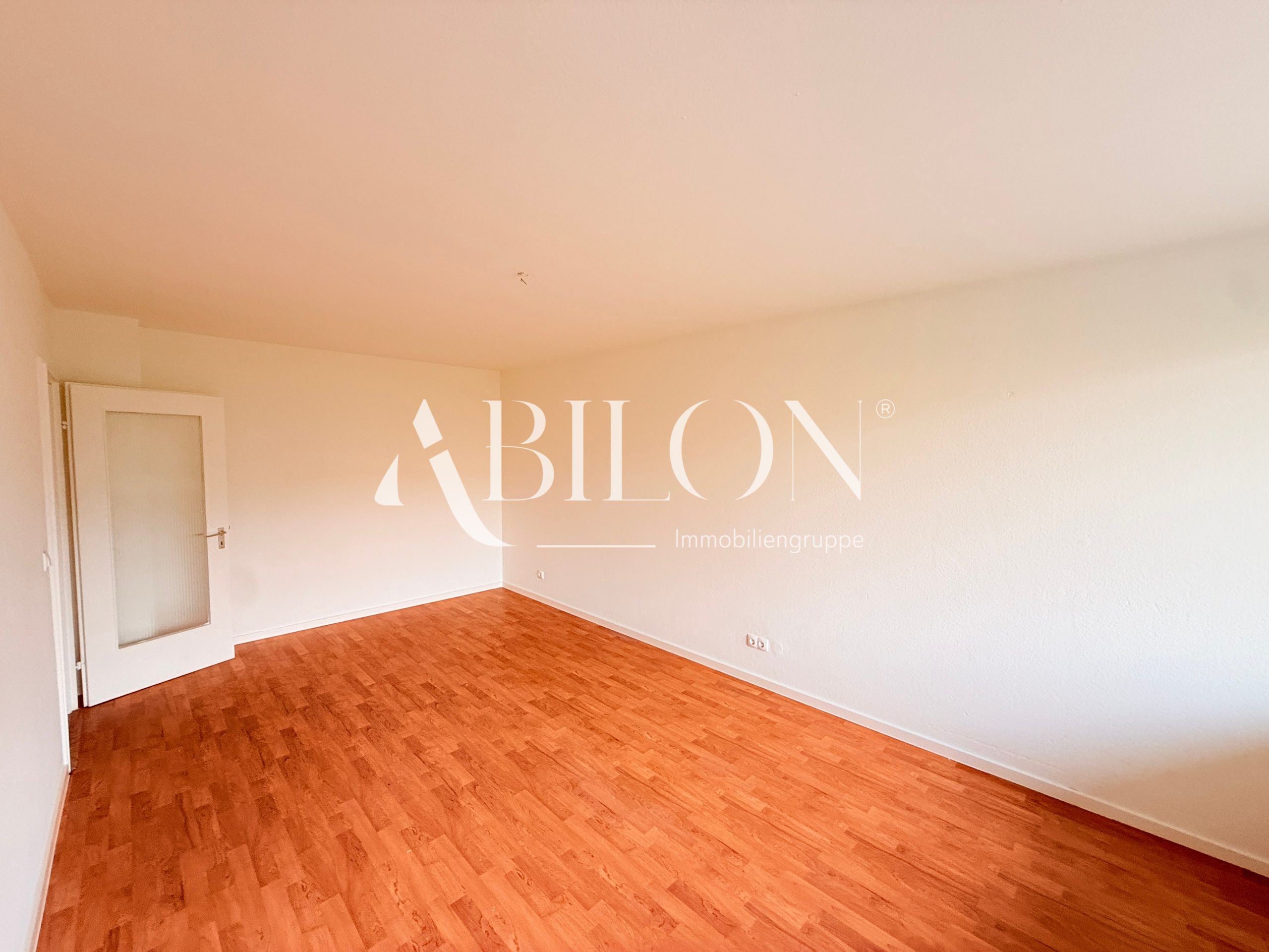 Wohnzimmer (Ansicht von Balkontüre)