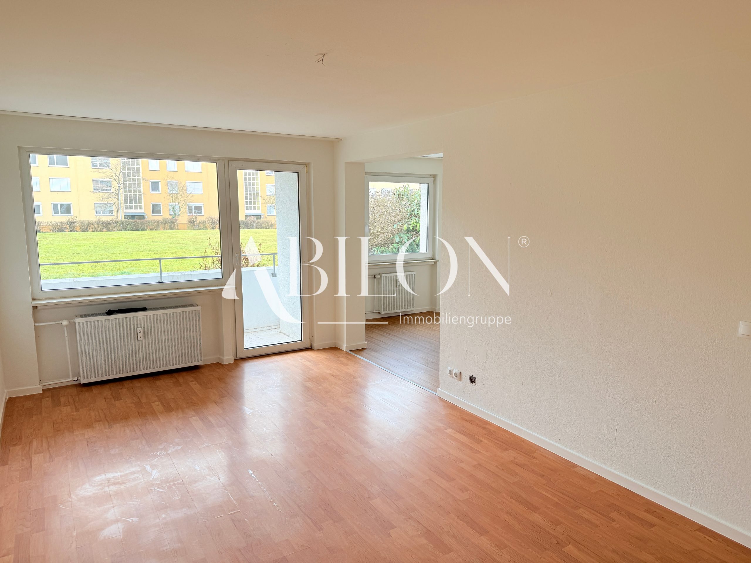 Wohnzimmer (Ansicht Balkon+Küche)